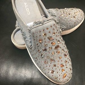 I’ve not worn them more than three times. Love them I can’t keep them on my feet